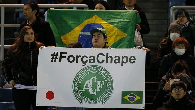 Fotbalové reprezentace Brazílie a Kolumbie sehrají za měsíc benefiční zápas pro brazilský prvoligový klub Chapecoense, který při leteckém neštěstí přišel o většinu hráčů. Fotbalové reprezentace Brazílie a Kolumbie sehrají za měsíc benefiční zápas pro brazilský prvoligový klub Chapecoense, který při leteckém neštěstí přišel o většinu hráčů.