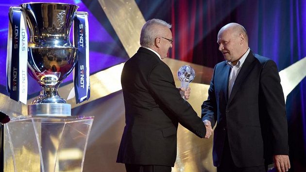 Snímek z loňského galavečera. Petr Uličný blahopřál nejlepšímu trenérovi sezóny Miroslavu Koubkovi (vpravo). Snímek z loňského galavečera. Petr Uličný blahopřál nejlepšímu trenérovi sezóny Miroslavu Koubkovi (vpravo).