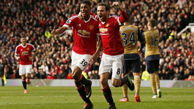 Útočník Manchesteru United Marcus Rashford (vpředu vlevo) slaví se spoluhráčem Juanem Matou gól proti Arsenalu v utkání 27. kola anglické Premier League. Útočník Manchesteru United Marcus Rashford (vpředu vlevo) slaví se spoluhráčem Juanem Matou gól proti Arsenalu v utkání 27. kola anglické Premier League.