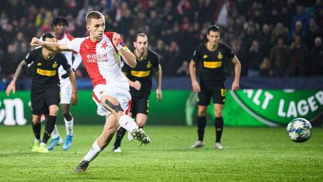 Tomáš Souček ze Slavie Praha proměňuje nařízenou penaltu během utkání základní skupiny Ligy mistrů s Interem Milán. Tomáš Souček ze Slavie Praha proměňuje nařízenou penaltu během utkání základní skupiny Ligy mistrů s Interem Milán.