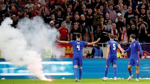 Maďarští fanoušci hodili směrem k anglickým fotbalistům světlici. Maďarští fanoušci hodili směrem k anglickým fotbalistům světlici.