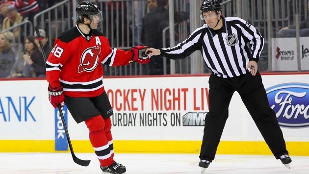 Jaromír Jágr z New Jersey Devils si předává puk s rozhodčím Mattem MacPhersonem po úvodním gólu proti Nashvillu, kterým Jágr zaokrouhlil svůj bodový zisk v NHL na číslo 1700. Jaromír Jágr z New Jersey Devils si předává puk s rozhodčím Mattem MacPhersonem po úvodním gólu proti Nashvillu, kterým Jágr zaokrouhlil svůj bodový zisk v NHL na číslo 1700.