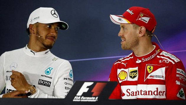 Lewis Hamilton (vlevo) a Sebastian Vettel. Lewis Hamilton (vlevo) a Sebastian Vettel.
