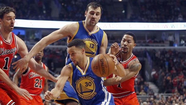 Stephen Curry (30) a Andrew Bogut (12) z Golden State, vpravo Derrick Rose z Chicaga a vlevo jeho spoluhráč Pau Gasol. Stephen Curry (30) a Andrew Bogut (12) z Golden State, vpravo Derrick Rose z Chicaga a vlevo jeho spoluhráč Pau Gasol.