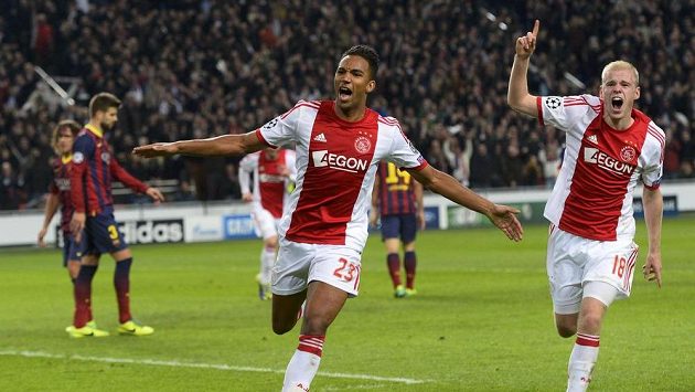Danny Hoesen (vlevo) a Davy Klaassen z Ajaxu Amsterodam se radují z branky, kterou vstřelil Hoesen do sítě Barcelony. Danny Hoesen (vlevo) a Davy Klaassen z Ajaxu Amsterodam se radují z branky, kterou vstřelil Hoesen do sítě Barcelony.