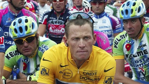 Lance Armstrong v čele pelotonu Tour de France na snímku v roce 2007. Lance Armstrong v čele pelotonu Tour de France na snímku v roce 2007.