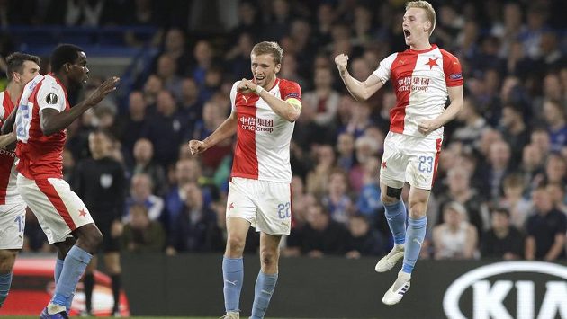 Fotbalista Slavie Petr Ševčík (vpravo) oslavuje se spoluhráči gól, který vstřelil v Evropské lize na hřišti Chelsea. Fotbalista Slavie Petr Ševčík (vpravo) oslavuje se spoluhráči gól, který vstřelil v Evropské lize na hřišti Chelsea.