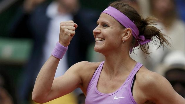 Česká tenistka Lucie Šafářová slaví postup do čtvrtfinále French Open. Česká tenistka Lucie Šafářová slaví postup do čtvrtfinále French Open.