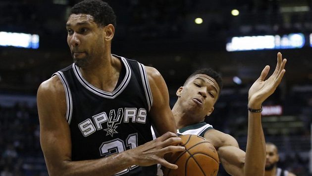 Tima Duncana (vpředu) ze San Antonia se pokouší obrat o míč Giannis Antetokounmpo. Tima Duncana (vpředu) ze San Antonia se pokouší obrat o míč Giannis Antetokounmpo.