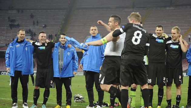 Kdo ví, za co dostal kapitán Plzně Pavel Horváth výprask od Davida Limberského, když jeho Viktoria zvítězila v Neapoli o tři góly. Kdo ví, za co dostal kapitán Plzně Pavel Horváth výprask od Davida Limberského, když jeho Viktoria zvítězila v Neapoli o tři góly.