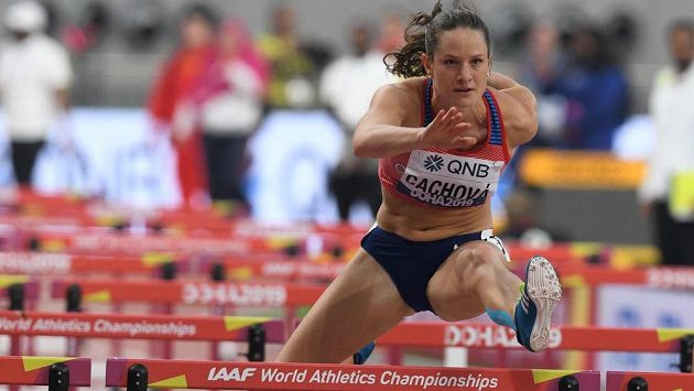 Kateřina Cachová v úvodní disciplíně sedmiboje na MS v Dauhá. Kateřina Cachová v úvodní disciplíně sedmiboje na MS v Dauhá.