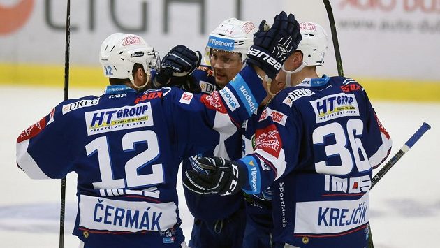 Hokejisté Brna se radují z prvního gólu, který dal Jan Káňa (uprostřed). Vpravo je obránce Jakub Krejčík. Hokejisté Brna se radují z prvního gólu, který dal Jan Káňa (uprostřed). Vpravo je obránce Jakub Krejčík.
