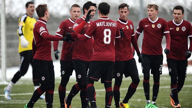Fotbalisté Sparty Praha se radují z gólu proti MFK Ružomberok. Fotbalisté Sparty Praha se radují z gólu proti MFK Ružomberok.