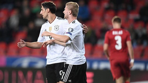 Němečtí fotbalisté Timo Werner (vpravo) a Lars Stindl oslavují úvodní gól do sítě Tomáše Vaclíka. Němečtí fotbalisté Timo Werner (vpravo) a Lars Stindl oslavují úvodní gól do sítě Tomáše Vaclíka.