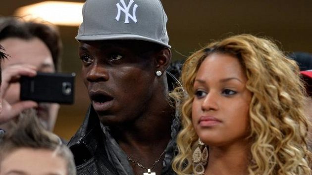 Fotbalista Mario Balotelli s přítelkyní Fanny Negueshaovou Fotbalista Mario Balotelli s přítelkyní Fanny Negueshaovou