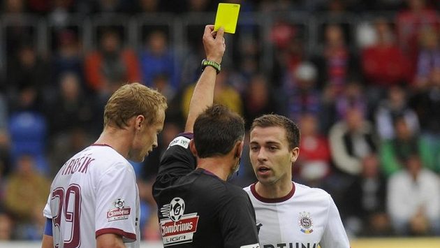 Rozhodčí Radek Matějka udílí v Plzni žlutou kartu Josefu Hušbauerovi ze Sparty. Po tomto utkání začala bublat aféra... Rozhodčí Radek Matějka udílí v Plzni žlutou kartu Josefu Hušbauerovi ze Sparty. Po tomto utkání začala bublat aféra...