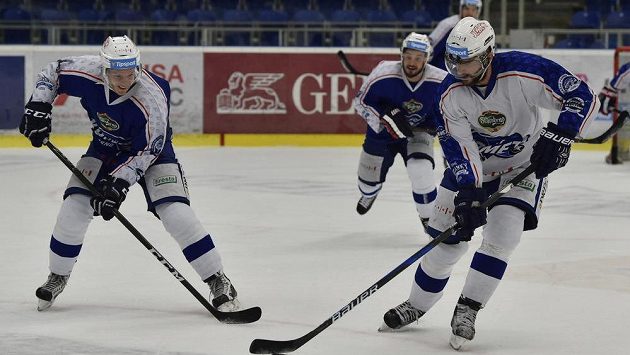 Trénink hokejistů Komety Brno před finálovými zápasy play off extraligy s Libercem. Zleva útočník Martin Zaťovič, obránce Jakub Krejčík a kapitán týmu Leoš Čermák. Trénink hokejistů Komety Brno před finálovými zápasy play off extraligy s Libercem. Zleva útočník Martin Zaťovič, obránce Jakub Krejčík a kapitán týmu Leoš Čermák.