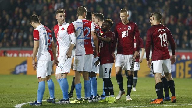 Tlačenice během podzimního derby. Na odvetu v Edenu je vyprodáno. Tlačenice během podzimního derby. Na odvetu v Edenu je vyprodáno.