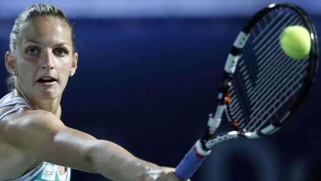 Karolína Plíšková vrací míček ve finále turnaje v Dubaji proti Rumunce Halepové. Karolína Plíšková vrací míček ve finále turnaje v Dubaji proti Rumunce Halepové.