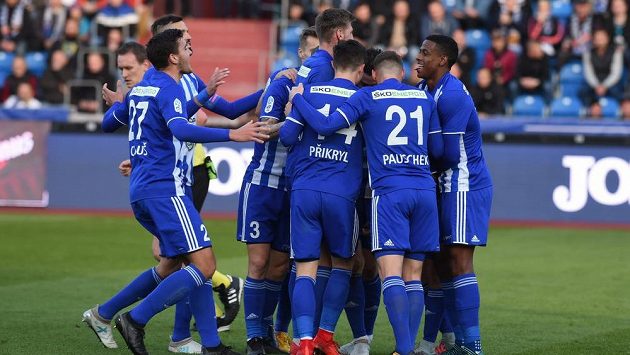 Fotbalisté Mladé Boleslavi oslavují branku vstřelenou Baníku. Fotbalisté Mladé Boleslavi oslavují branku vstřelenou Baníku.