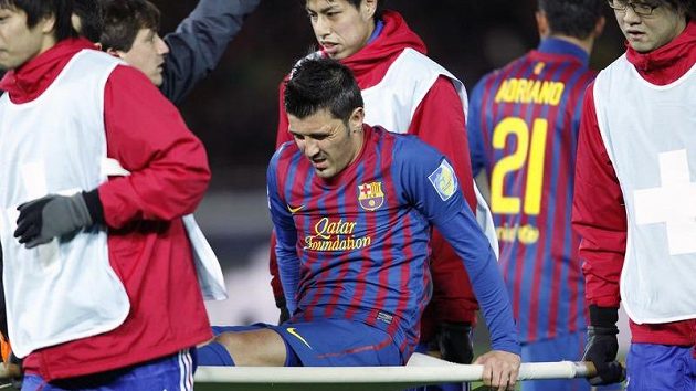 Zraněný David Villa opouští stadión Zraněný David Villa opouští stadión