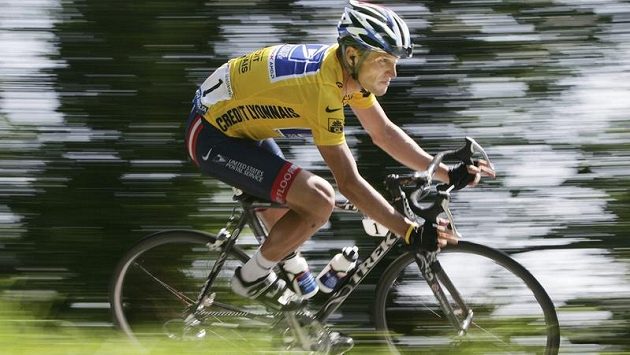 Lance Armstrong na trati Tour de France v roce 2004. Lance Armstrong na trati Tour de France v roce 2004.