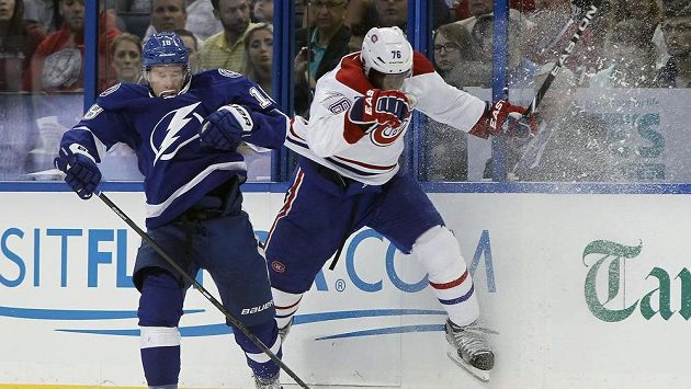 Levé křídlo Tampy Bay Ondřej Palát (vlevo) v souboji s obráncem Montrealu Canadiens P.K. Subbanem v úvodním utkání play off NHL. Levé křídlo Tampy Bay Ondřej Palát (vlevo) v souboji s obráncem Montrealu Canadiens P.K. Subbanem v úvodním utkání play off NHL.
