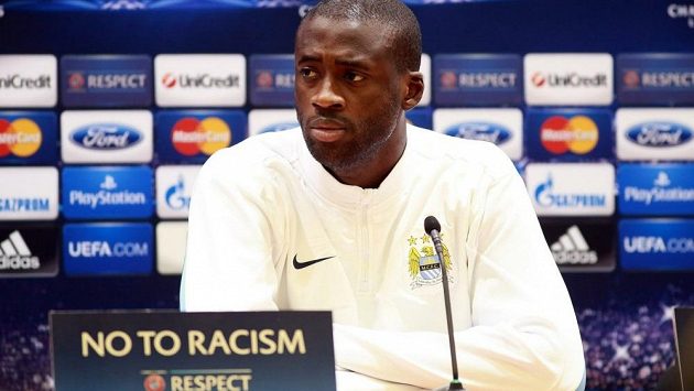 Záložník Manchesteru City Yaya Touré na tiskové konferenci před utkáním proti CSKA Moskva. Záložník Manchesteru City Yaya Touré na tiskové konferenci před utkáním proti CSKA Moskva.