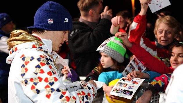 Krasobruslař Tomáš Verner během autogramiády v Olympijském parku na Letné. Krasobruslař Tomáš Verner během autogramiády v Olympijském parku na Letné.