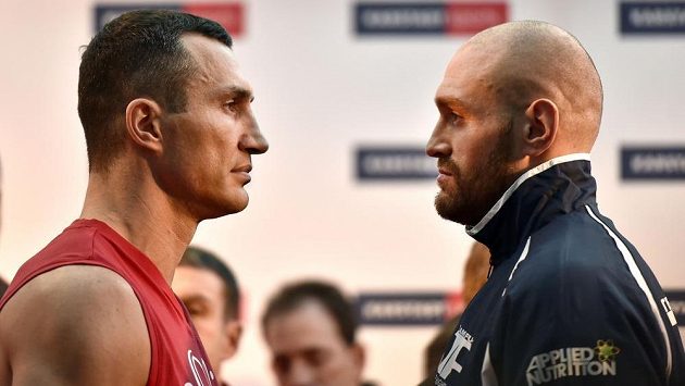 Boxeři Tyson Fury (vpravo) a Vladimir Kličko po oficiálním vážení, jež předcházelo dnešní dlouho očekávané bitvě o titul mistra světa těžké váhy. Boxeři Tyson Fury (vpravo) a Vladimir Kličko po oficiálním vážení, jež předcházelo dnešní dlouho očekávané bitvě o titul mistra světa těžké váhy.