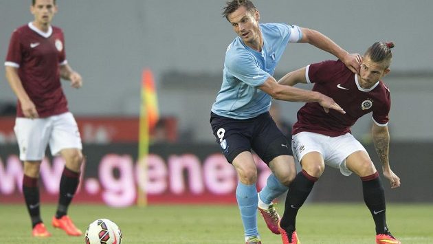Zleva Markus Rosenberg z Malmö a Lukáš Vácha ze Sparty bojují o míč. Zleva Markus Rosenberg z Malmö a Lukáš Vácha ze Sparty bojují o míč.