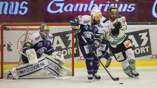 Zprava Pavel Kašpařík (M. Boleslav), Nicholas Johnson a brankář Matěj Machovský (Plzeň). Zprava Pavel Kašpařík (M. Boleslav), Nicholas Johnson a brankář Matěj Machovský (Plzeň).