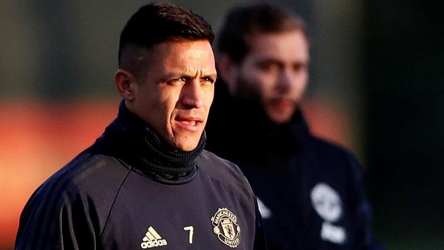 Alexis Sánchez si poranil stehenní sval a podle trenéra Josého Mourinha si za Manchester United do konce roku nezahraje Alexis Sánchez si poranil stehenní sval a podle trenéra Josého Mourinha si za Manchester United do konce roku nezahraje