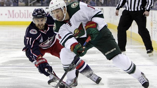 Nick Foligno (vlevo) v souboji o puk s Justinem Fontainem z Minnesoty. Nick Foligno (vlevo) v souboji o puk s Justinem Fontainem z Minnesoty.