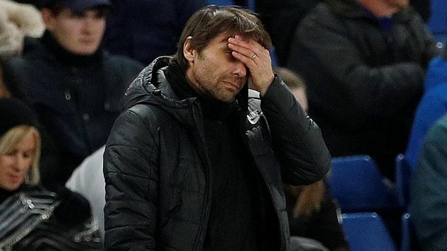 Trenér Chelsea Antonio Conte ví, že se jeho svěřencům nedaří tak, aby mohli myslet na titul. Dostane známý kouč šanci u italské reprezentace? Trenér Chelsea Antonio Conte ví, že se jeho svěřencům nedaří tak, aby mohli myslet na titul. Dostane známý kouč šanci u italské reprezentace?
