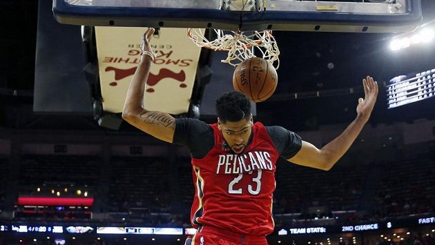 Anthony Davis z New Orleans po proměněné smeči do koše. Anthony Davis z New Orleans po proměněné smeči do koše.