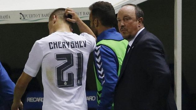 Kouč Realu Madrid Rafael Benítez (vpravo) stahuje ze hry záložníka Denise Čeryševa. Kouč Realu Madrid Rafael Benítez (vpravo) stahuje ze hry záložníka Denise Čeryševa.