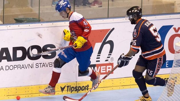 Tomáš Fejfar (vlevo) a Ind Jas Khlon ve čtvrtfinále mistrovství světa v hokejbalu. Tomáš Fejfar (vlevo) a Ind Jas Khlon ve čtvrtfinále mistrovství světa v hokejbalu.