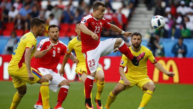 Hvězda švýcarského výběru Xherdan Shaqiri v akci při utkání s Rumunskem. Hvězda švýcarského výběru Xherdan Shaqiri v akci při utkání s Rumunskem.