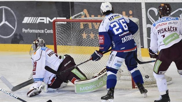 Brankář Sparty Matěj Machovský inkasuje gól od Petera Muellera (není na snímku). Brankář Sparty Matěj Machovský inkasuje gól od Petera Muellera (není na snímku).