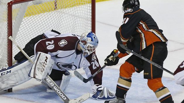 Švýcarský brankář Colorada Reto Berra a Kyle Palmieri z Anaheimu. Švýcarský brankář Colorada Reto Berra a Kyle Palmieri z Anaheimu.