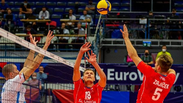 (Zleva) Alen Pajenk ze Slovinska a domácí volejbalisté Jakub Janouch a Adam Zajíček. (Zleva) Alen Pajenk ze Slovinska a domácí volejbalisté Jakub Janouch a Adam Zajíček.