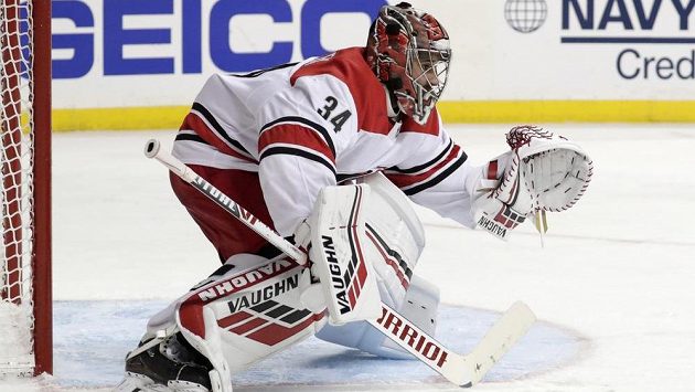 Brankář Caroliny Petr Mrázek v sérii proti New York Islanders. Teď už se chystá na bitvy proti krajanům v týmu Bostonu. Brankář Caroliny Petr Mrázek v sérii proti New York Islanders. Teď už se chystá na bitvy proti krajanům v týmu Bostonu.