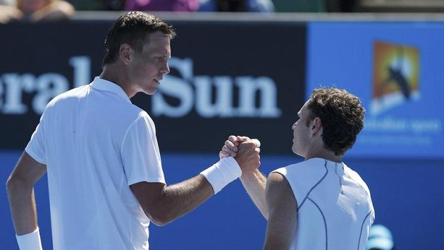 Český tenista Tomáš Berdych (vlevo) si podává ruku po utkání prvního kola Australian Open s Američanem Michaelem Russellem. Český tenista Tomáš Berdych (vlevo) si podává ruku po utkání prvního kola Australian Open s Američanem Michaelem Russellem.