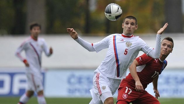 Taras Burlak z Ruska si v utkání fotbalistů do 21 zpracovává míč před Stanislavem Teclem. Taras Burlak z Ruska si v utkání fotbalistů do 21 zpracovává míč před Stanislavem Teclem.