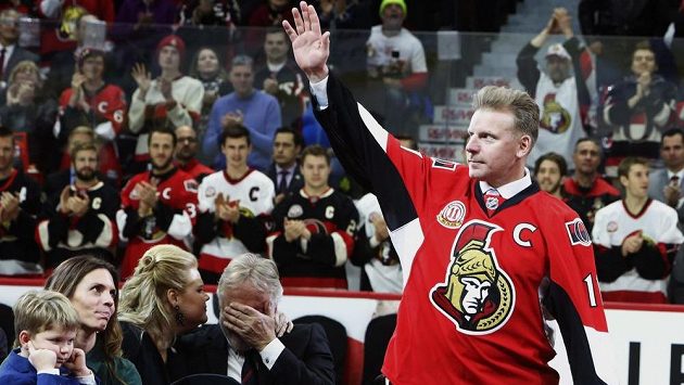 Daniel Alfredsson při slavnostních chvílích v Ottawě, na snímku s ním jsou otec Hasse Alfredsson, dcera Cecelia Sable manželka Birgitta a syn Fenix. Daniel Alfredsson při slavnostních chvílích v Ottawě, na snímku s ním jsou otec Hasse Alfredsson, dcera Cecelia Sable manželka Birgitta a syn Fenix.