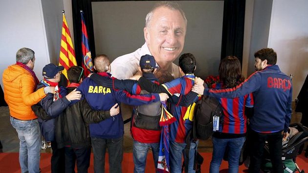 Barcelonští fanoušci vzpomínají na svou legendu Johana Cruyffa. Barcelonští fanoušci vzpomínají na svou legendu Johana Cruyffa.