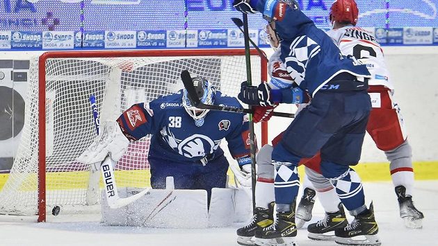 Zleva brankář Plzně Dominik Furch, David Jiříček z Plzně a Lukáš Cingel z Hradce Králové, který dává gól. Zleva brankář Plzně Dominik Furch, David Jiříček z Plzně a Lukáš Cingel z Hradce Králové, který dává gól.