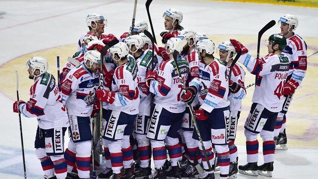 Hokejisté Pardubic slaví výhru na Spartě. Hokejisté Pardubic slaví výhru na Spartě.
