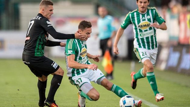 Michal Pecháček (vlevo) ještě v dresu Příbrami se snaží sebrat míč Siimu Lutsovi z Bohemians. Michal Pecháček (vlevo) ještě v dresu Příbrami se snaží sebrat míč Siimu Lutsovi z Bohemians.